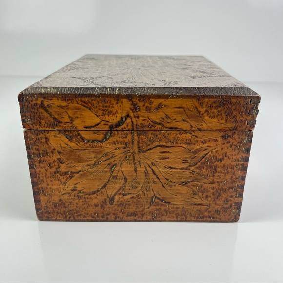 Wooden Box with Leaf Design - Picture 4 of 10